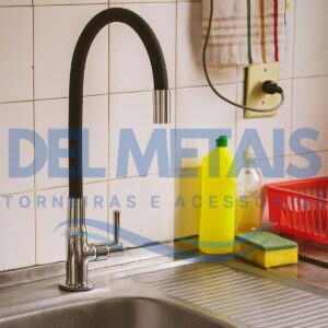 Torneira Gourmet Bica Móvel Para Bancada de Cozinha Com Tubo Preto Flexível